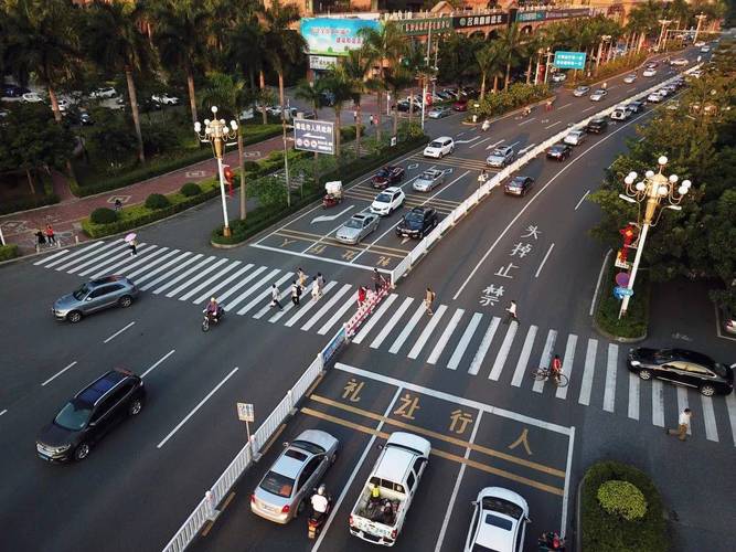 城市街道透视引导线,行人走在斑马线上,高角度拍摄