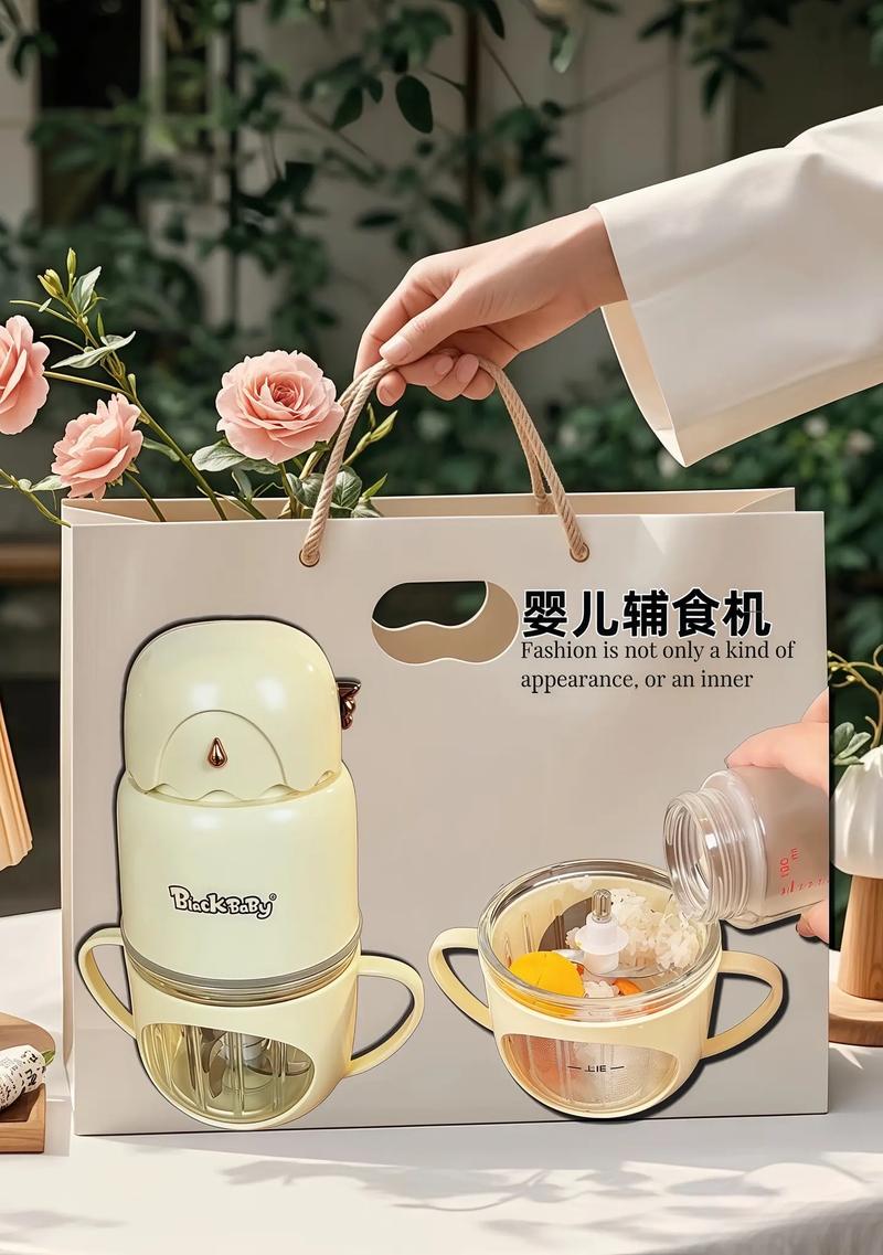 妈妈使用辅食机给婴儿做辅食场景