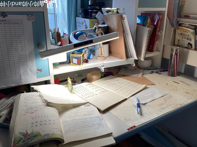 大学生视频面试前的凌乱桌面