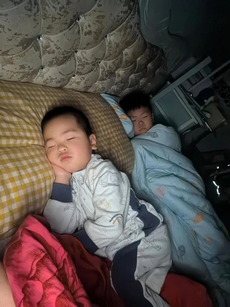 小男孩裹在被子里和爸爸说悄悄话