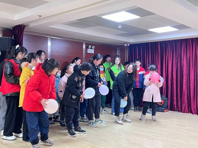 制造园区祖辈茶话会带娃游戏活动合影