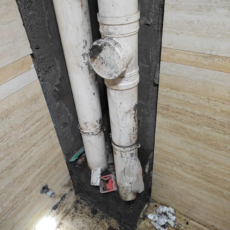 装修工人正在安装PVC下水管检修口