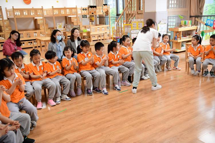 幼儿园老师带领孩子们户外活动