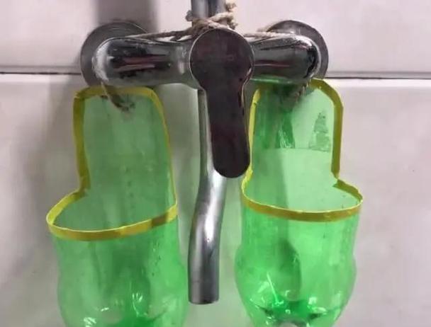 孩子用废纸箱制作自动浇花器草图
