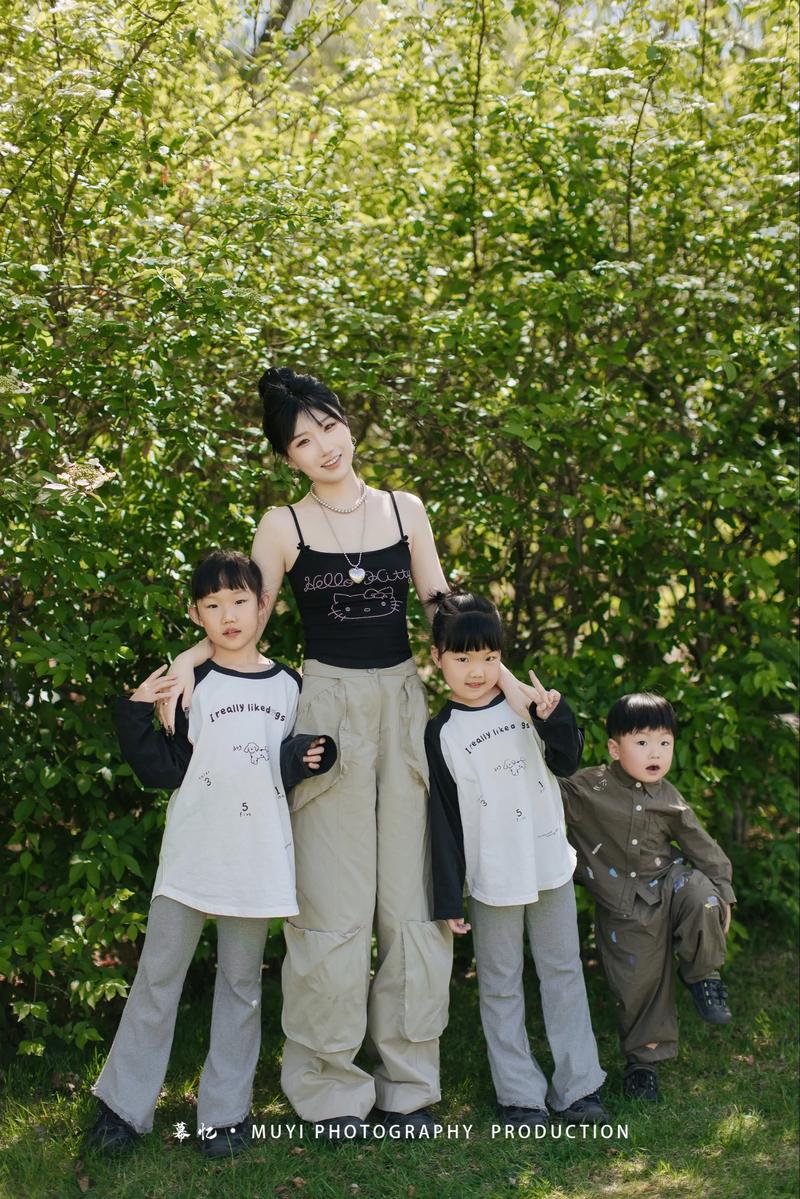 多孩家庭妈妈同时照顾三个孩子