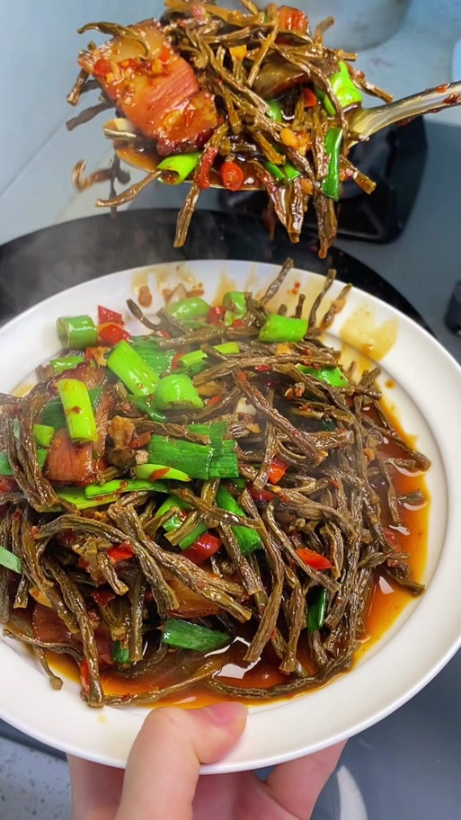 南漳祝家湾村农家柴火灶腊肉炖干豇豆