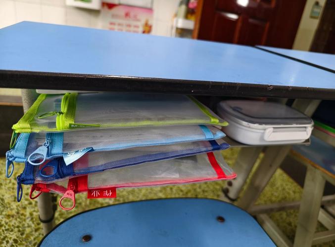 教室储物柜堆灰的学生成长档案袋