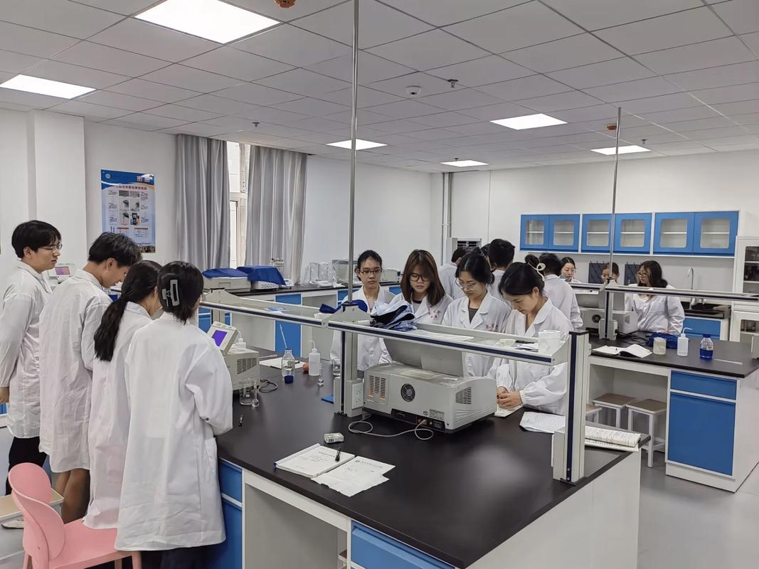 高职医疗器械实训平台学生实操现场