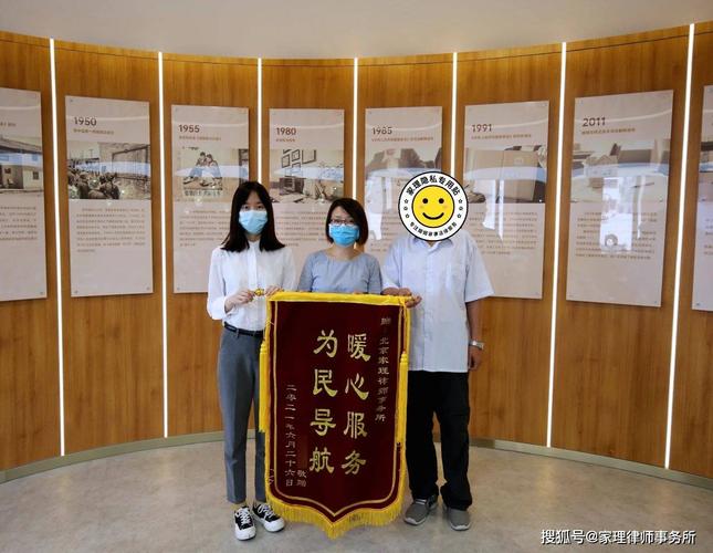 一家人围坐律师办公室签署继承文件
