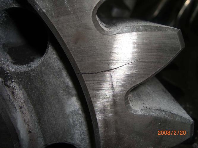锻造模具表面裂纹失效微观形貌