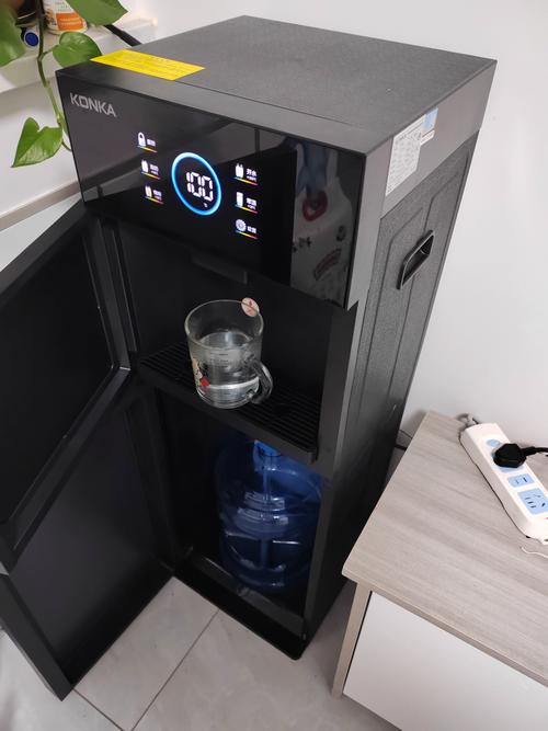 放置在窗台阳光直晒位置的桶装饮水机