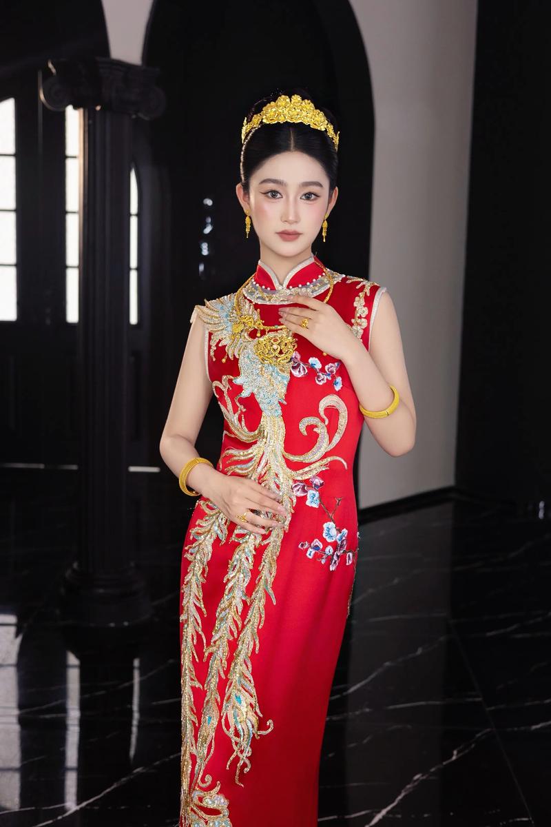 传统中式婚礼新娘红腰带丝绸刺绣特写