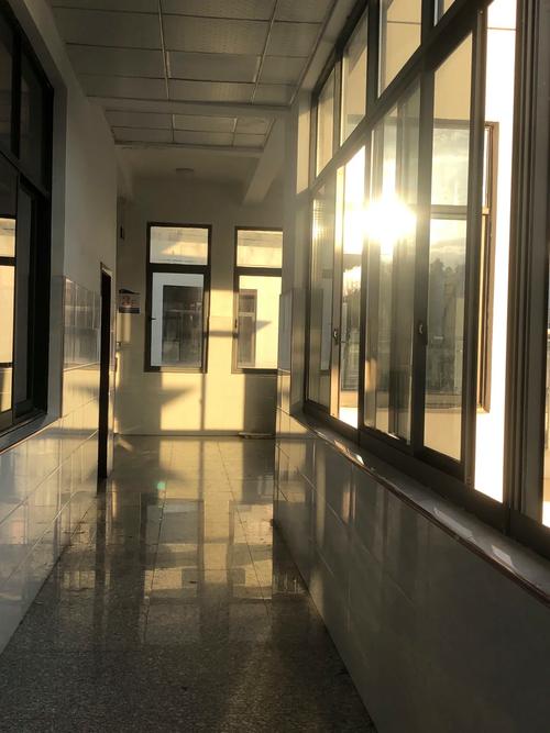 高中教室走廊学生攥着皱巴巴通知的侧影