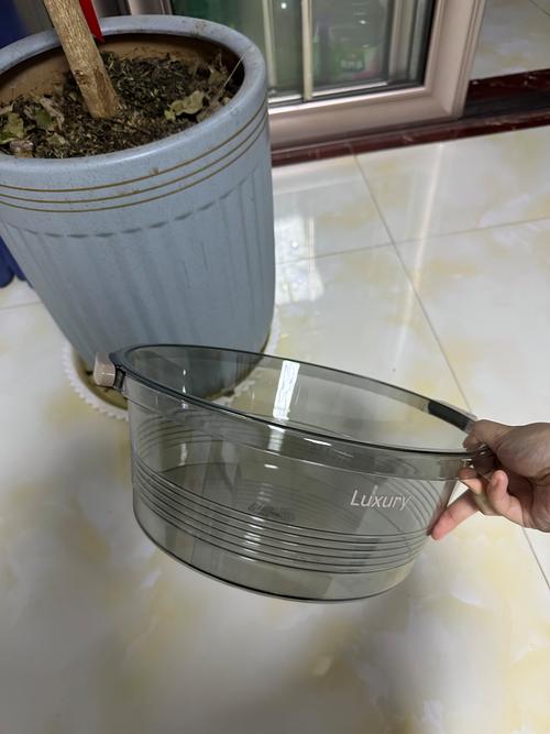 阳台通风处单独手洗内衣的塑料盆实拍