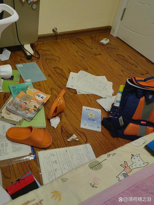 小学生书桌散落橡皮碎屑未完成作业场景