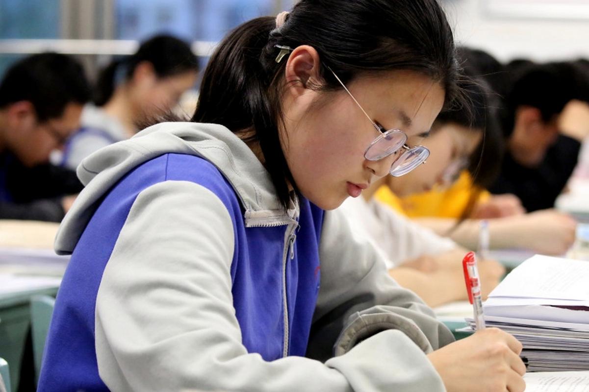 中学课堂学生低头记笔记思考场景