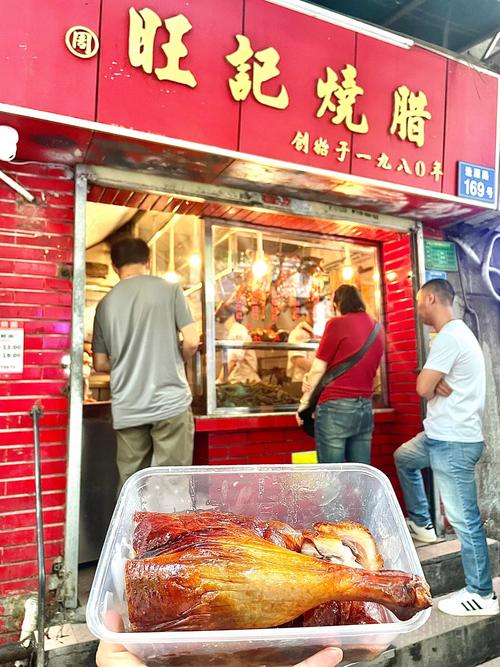 菜市场旁排长龙的烧腊摊