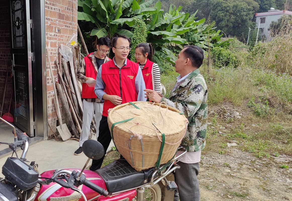 基层年轻干部在田间地头走访农户