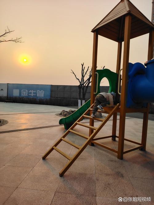 夕阳下校园操场孩子们和谐玩耍
