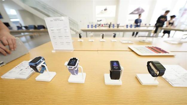 商场专柜不同款式智能手表展示