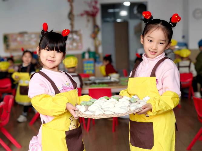 冬至家庭包饺子场景孩子满脸面粉欢笑近景