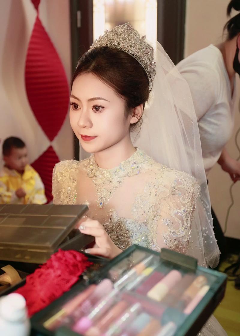 婚礼跟妆师现场工作抓拍 新娘和化妆师在自然光下补妆