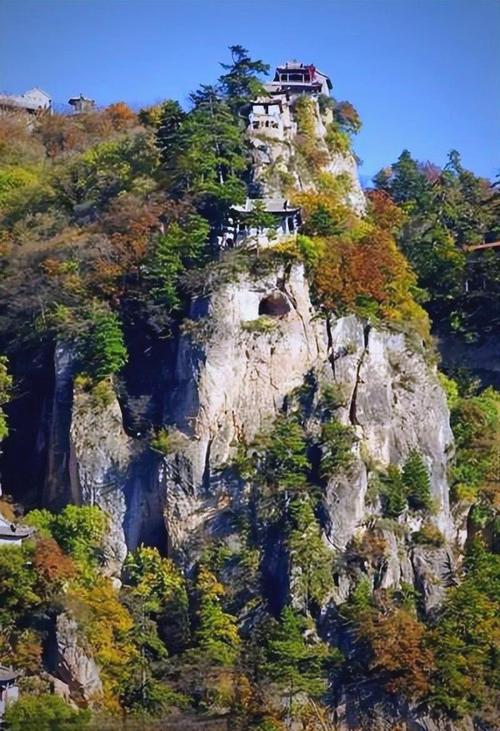 甘肃平凉崆峒山悬崖上雷声峰道观古建筑