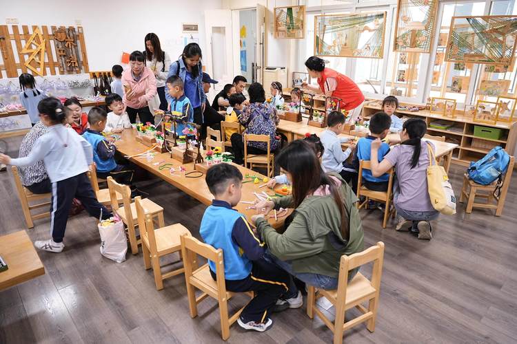 幼儿园融合教育特殊儿童和普通儿童一起游戏场景