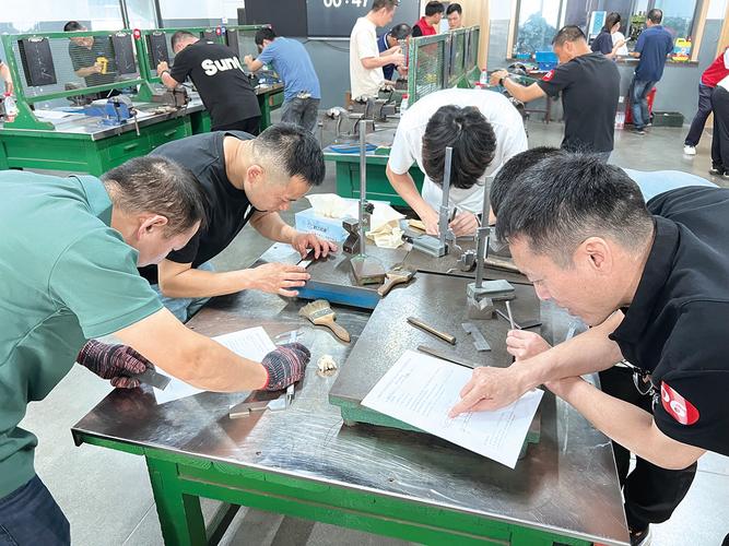 珠三角五金加工厂老师傅带弟弟跟班学徒实操图