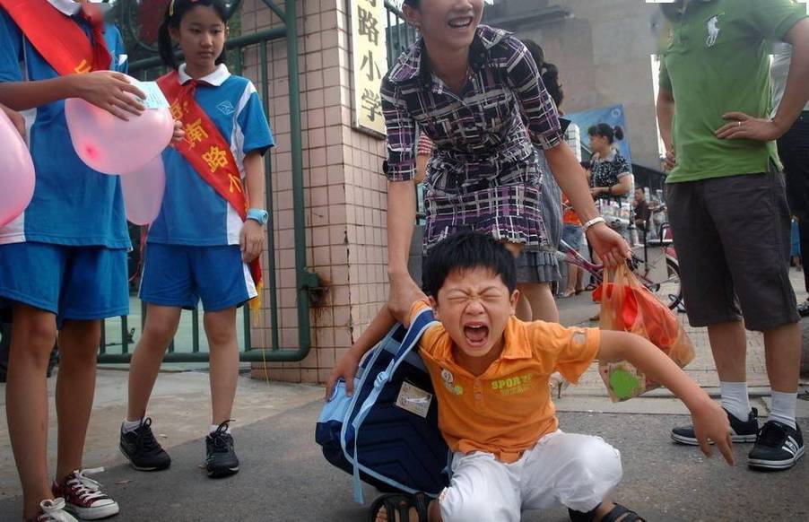 少年宫门口摔哭被训斥的小朋友