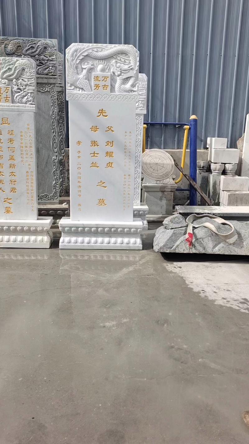 石材雕刻机加工成品花岗岩墓碑现场