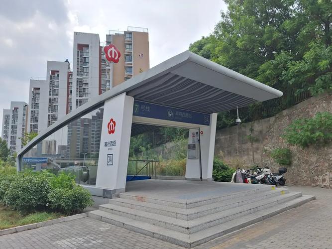 南京地铁口住宅连廊直达地铁站实景