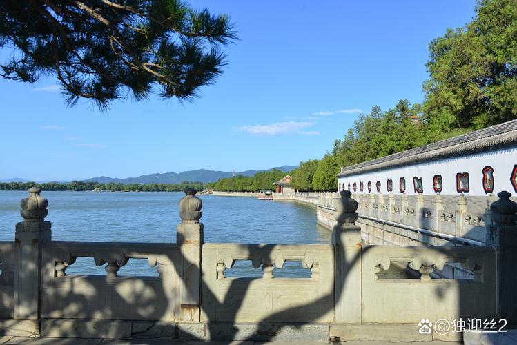 北京颐和园万寿山夏季松荫石板路