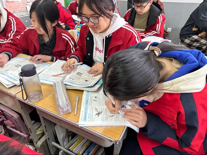 高中生和学长一对一交流物理题解题思路的书桌场景