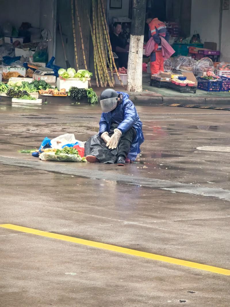 街拍菜市场逆光鱼贩动作瞬间