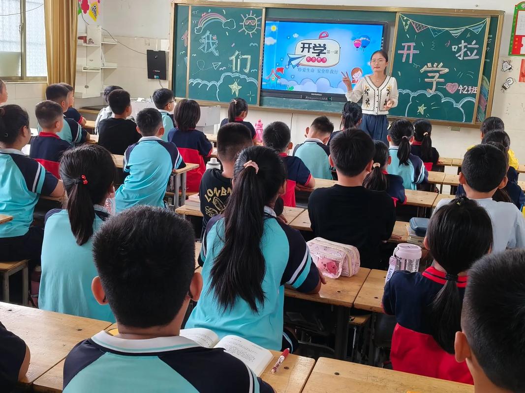 教室里的开学第一课 学生表情特写