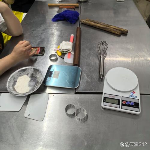 烘焙新手电子秤称低筋面粉操作场景