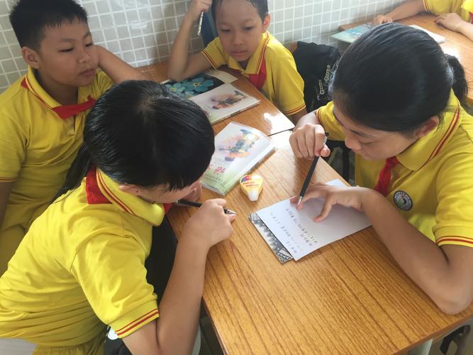 学生集体围坐讨论班规草稿的教室场景