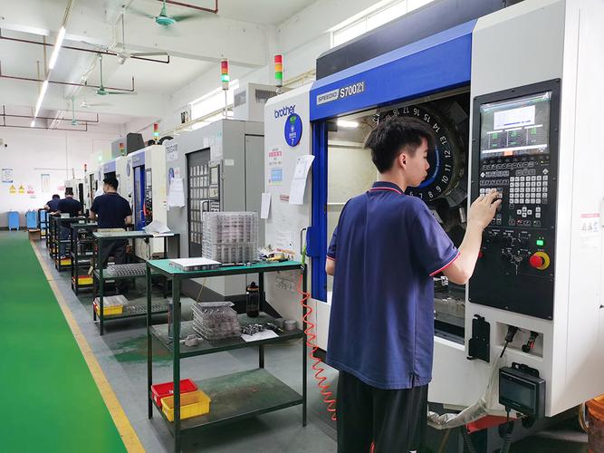 装备制造车间售后工程师现场调试五轴加工中心