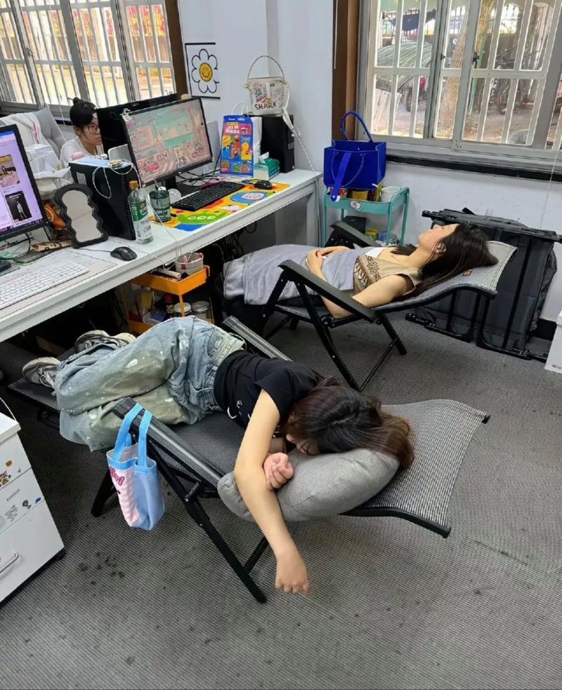 无聊的岗前培训现场，员工昏昏欲睡