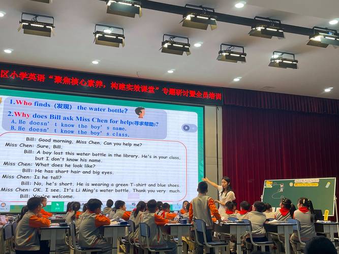 学生反复练习PTE口语模板的课堂场景