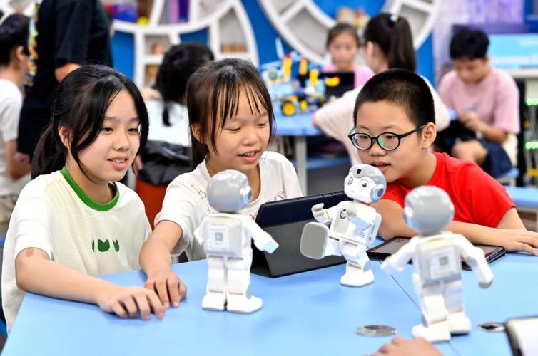 小学人工智能体验课学生操作机器人套件