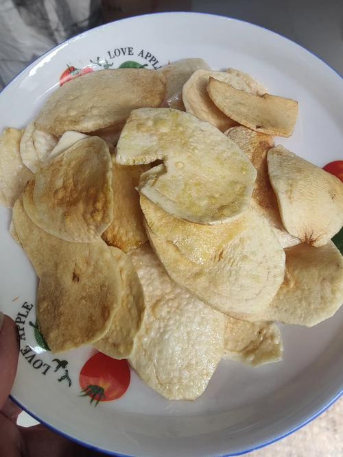 南漳居民竹匾漂洗鲜土豆片制作干土豆片