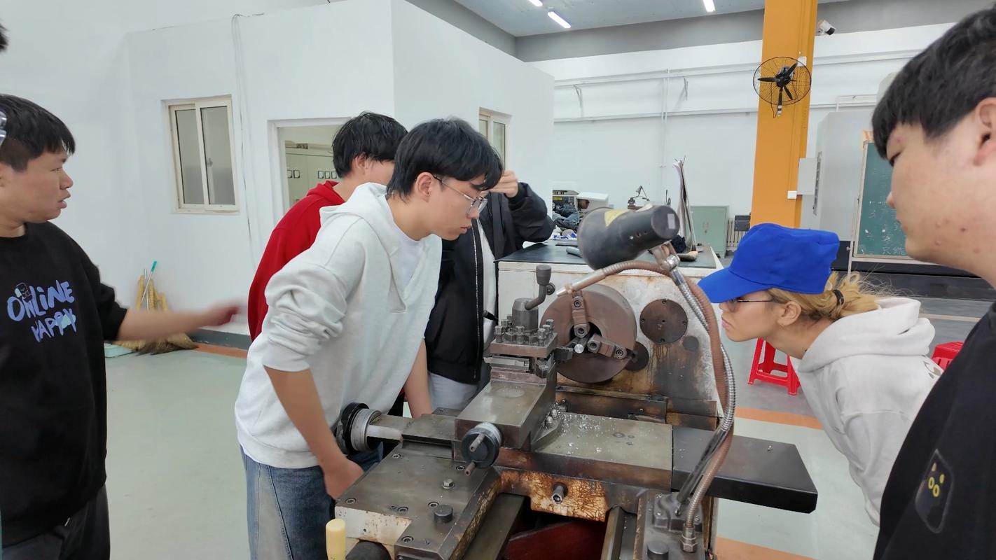 职业教育实训基地学生在操作先进数控机床