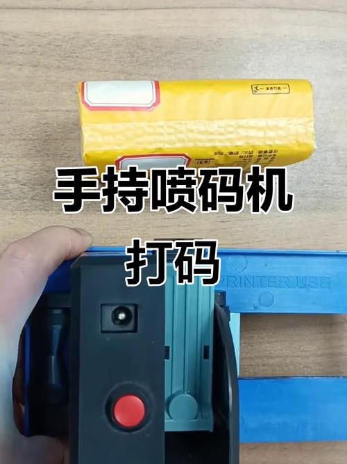 工厂车间工人使用手持喷码机喷印生产日期