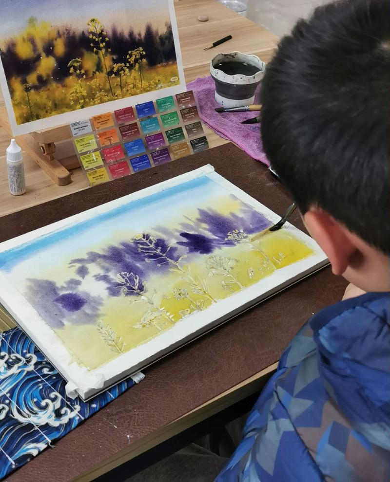 美术课上学生展示水彩画场景