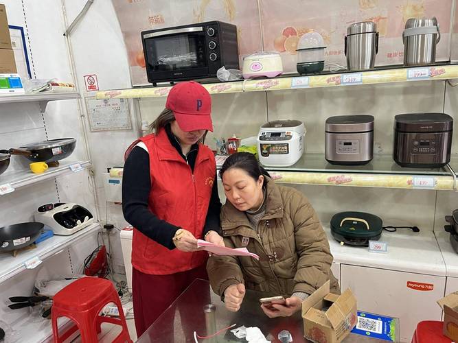 社区便利店邻居围看手机聊惠民保场景