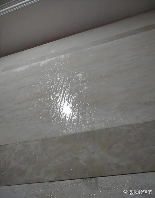 南方梅雨季室内瓷砖墙面凝水