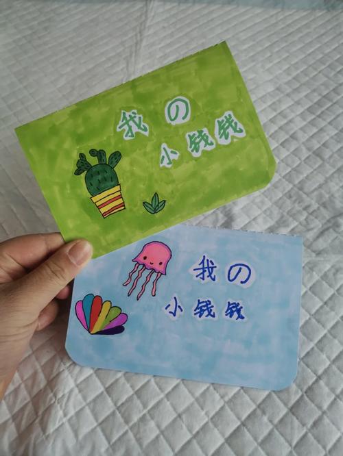 妈妈和孩子一起制作卡通优点存折实拍
