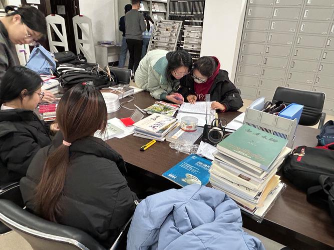 大学生在办公室整理文件勤工俭学场景